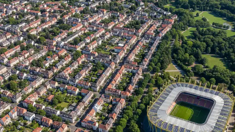 Solaranlagen in einer Dortmunder Siedlung mit Blick auf den Westfalenpark