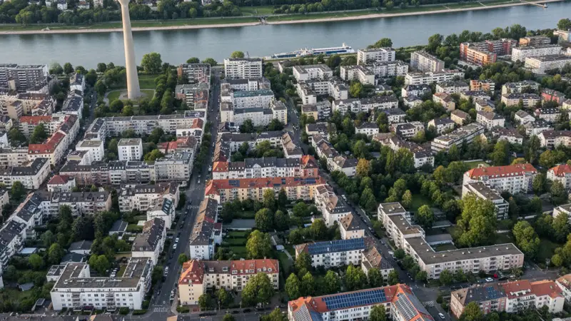 Photovoltaikanlagen auf Düsseldorfer Dächern am Rheinufer