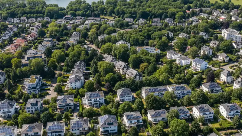 Grüne Stadtlandschaft Essen mit Solaranlagen auf Wohnhäusern