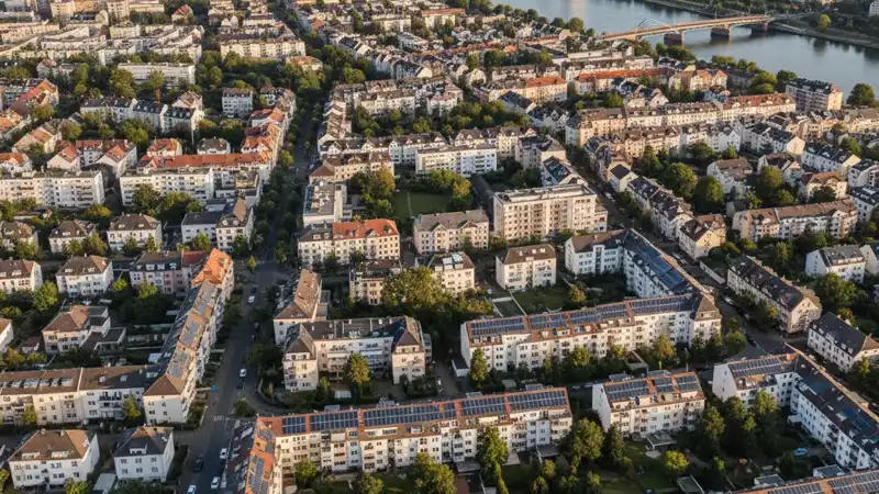 Frankfurter Skyline mit Solaranlagen auf Wohnhäusern