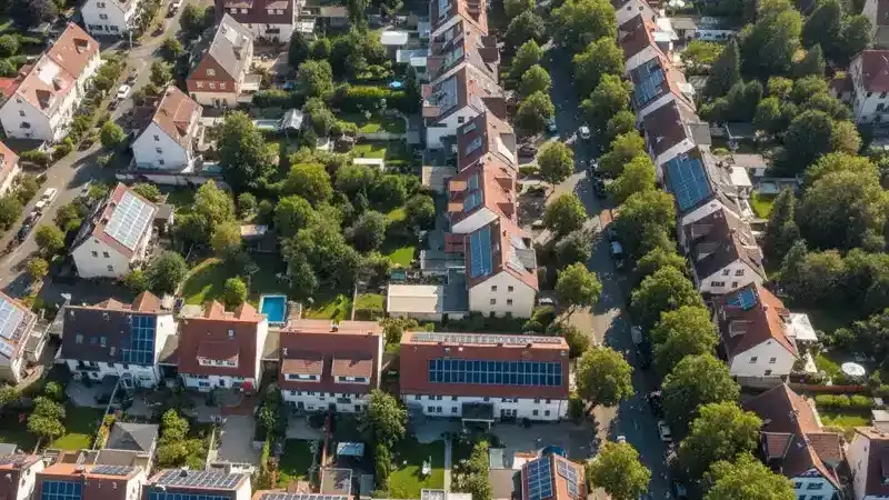 Luftaufnahme einer Mannheimer Siedlung mit Solaranlagen