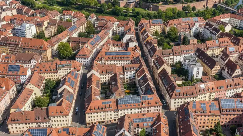 Nürnberger Kaiserburg mit Solaranlagen auf umliegenden Dächern