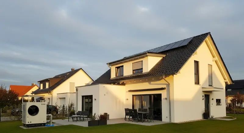 Modernes Einfamilienhaus mit Wärmepumpe und Solaranlage als Alternative zur Gasheizung