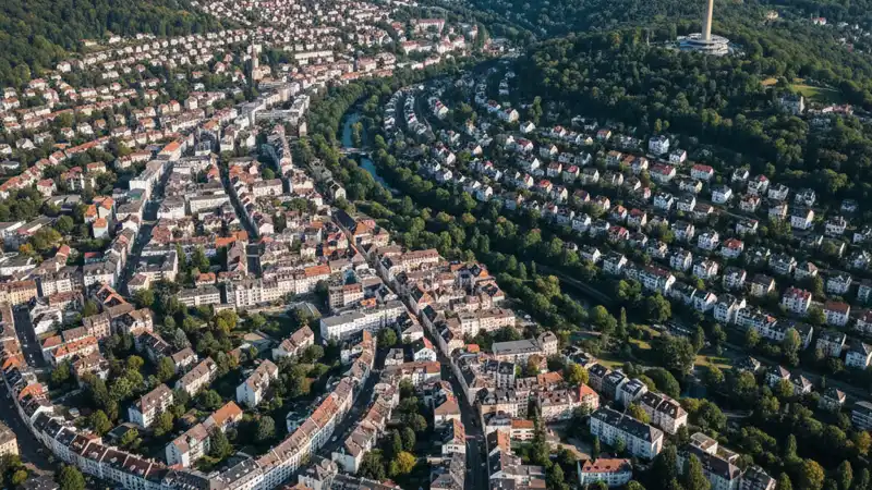 Stuttgarter Kessel mit Solaranlagen auf Dächern