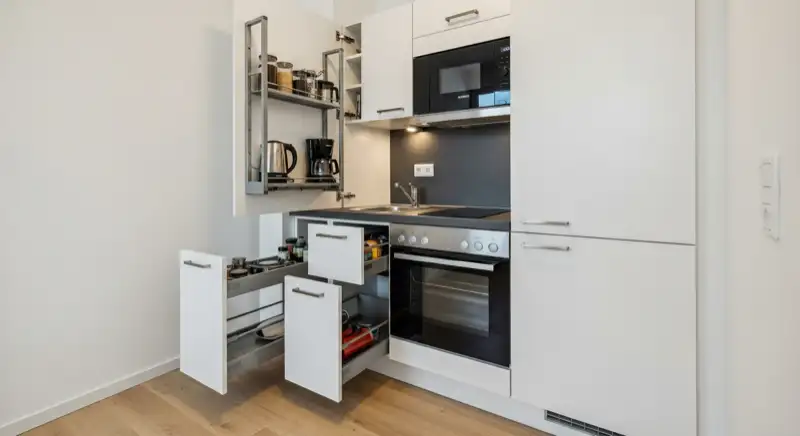 Kompakte moderne Küchenzeile mit cleveren Stauraumlösungen in einer Hammer Wohnung