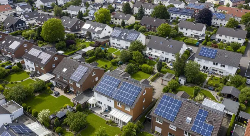 Stadtpanorama Lüdenscheid mit Solaranlagen auf Wohnhausdächern im Sauerland
