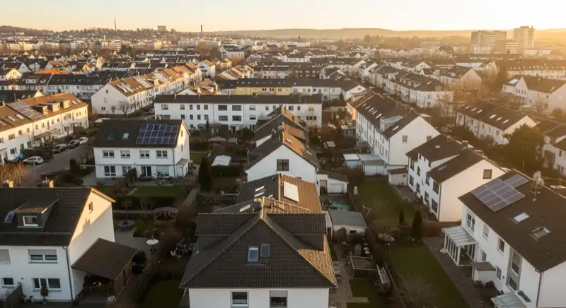 Wohngebiete in Mainz mit verschiedenen Bauformen, typische Einfamilienhäuser und Dachstrukturen aus der Luft