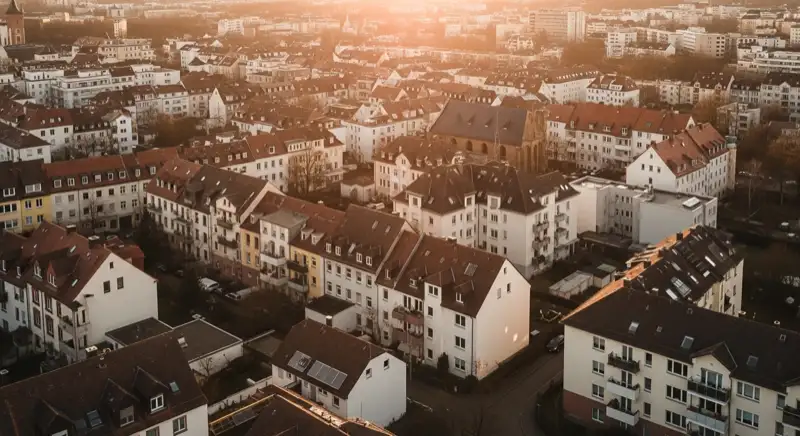 Wohngebiete in Würzburg mit verschiedenen Bauformen, typische Einfamilienhäuser und Dachstrukturen aus der Luft