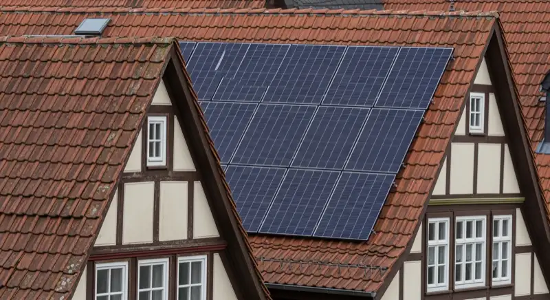 Fachwerkhäuser in Celles Altstadt mit dezent integrierten Solarmodulen auf den Dächern