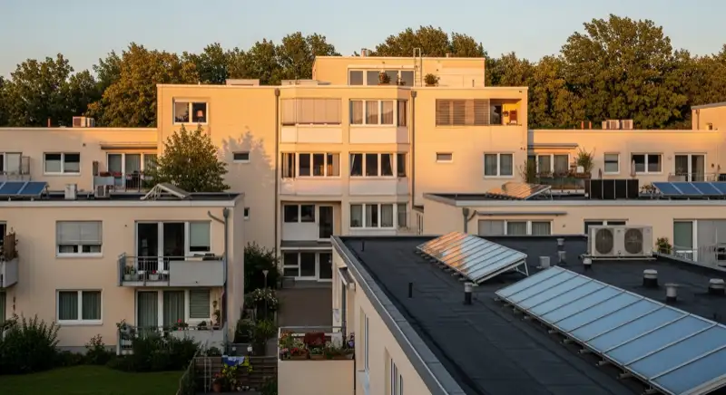 Blick auf das Stadtwerke-Gebäude in Bonn mit Service-Eingang, lokale Versorgeratmosphäre