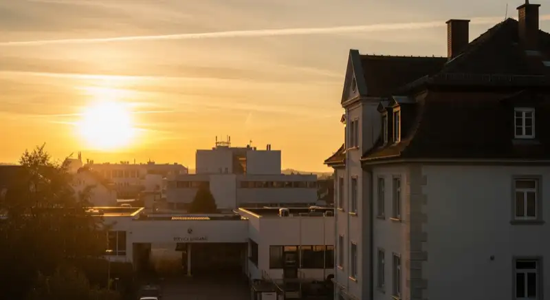 Blick auf das Stadtwerke-Gebäude in Landshut mit Service-Eingang, lokale Versorgeratmosphäre