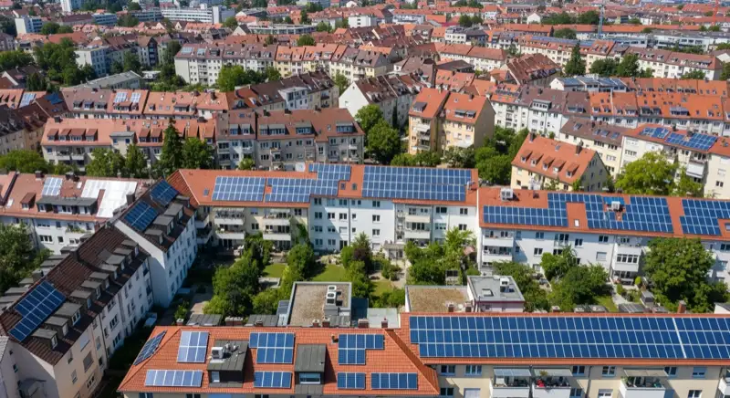 Nürnberger Stadtpanorama mit Solardächern bei Sonnenschein