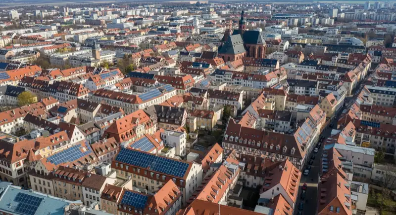 Würzburger Stadtansicht mit verschiedenen Dachtypen und Solaranlagen von Altstadt bis Neubaugebiete