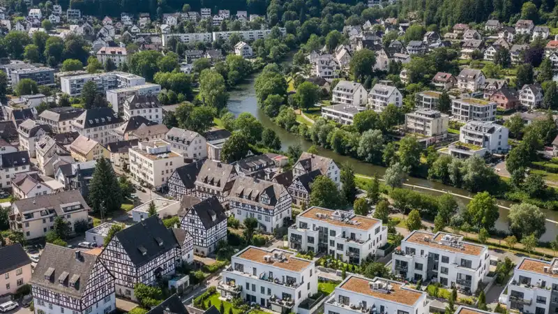 Typisches 60er-Jahre-Siedlungshaus in Bielefeld-Brackwede mit moderner Wärmepumpe