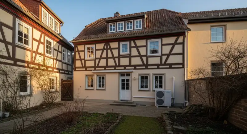 Historisches Fachwerkhaus in Kaufbeuren Altstadt mit moderner Luft-Wasser-Wärmepumpe im Hinterhof