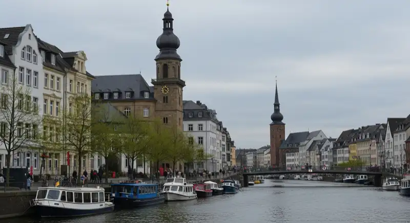 Wohngebiete in Bonn mit verschiedenen Bauformen, typische Einfamilienhäuser und Dachstrukturen aus der Luft