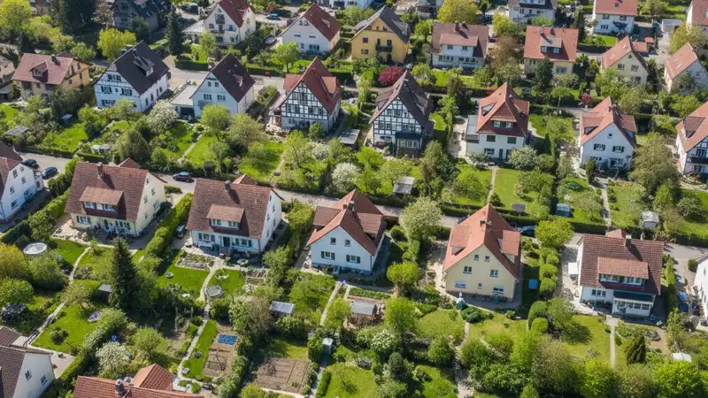 Wohngebiet in Braunschweig-Lehndorf mit Einfamilienhäusern und Gärten, typisch niedersächsische Bauweise