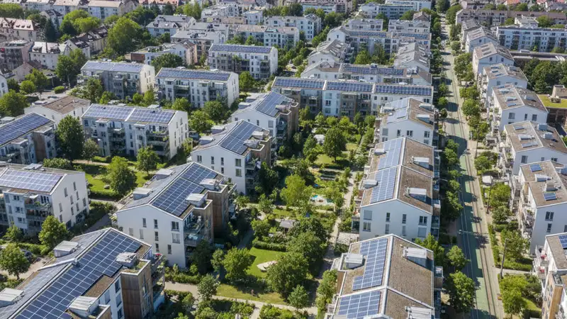 Luftaufnahme der Ökosiedlung Vauban in Freiburg mit Solardächern und Grünflächen