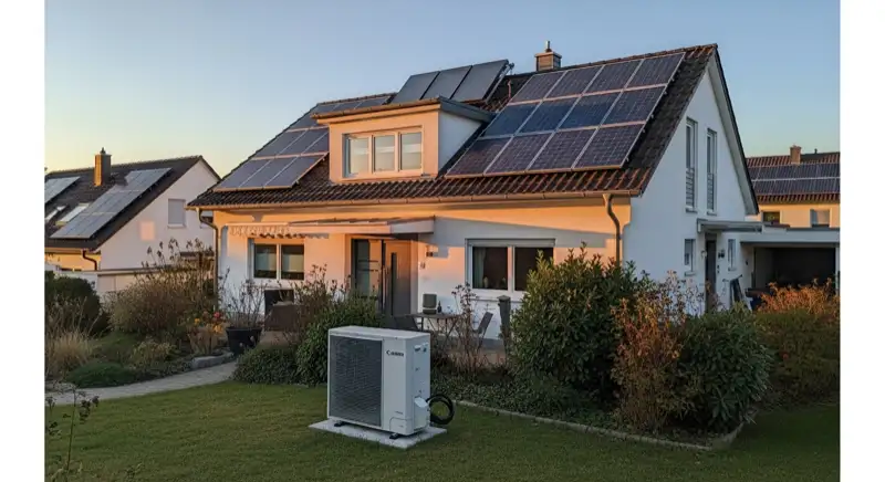 Einfamilienhaus in Nürnberg mit PV-Anlage auf dem Dach und Wärmepumpen-Außengerät im Vorgarten