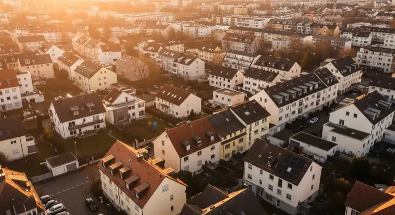 Wohngebiete in Regensburg mit verschiedenen Bauformen, typische Einfamilienhäuser und Dachstrukturen aus der Luft